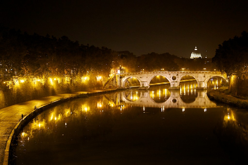 Le Tibre by night avec les reflets du pont Garibaldi devant le dôme de la basilique Saint-Pierre