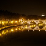 Le Tibre by night avec les reflets du pont Garibaldi devant le dôme de la basilique Saint-Pierre