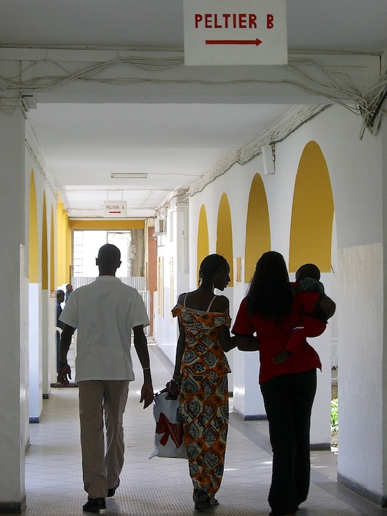 Couloir d'un hôpital à Dakar