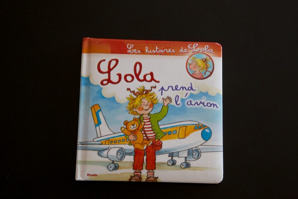 Lola prend l'avion