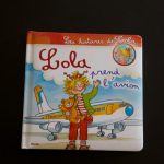 Lola prend l'avion