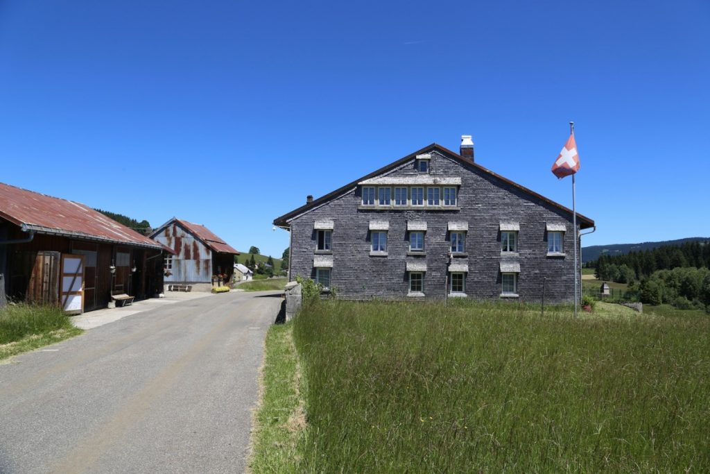 Ferme horlogère typique de la vallée