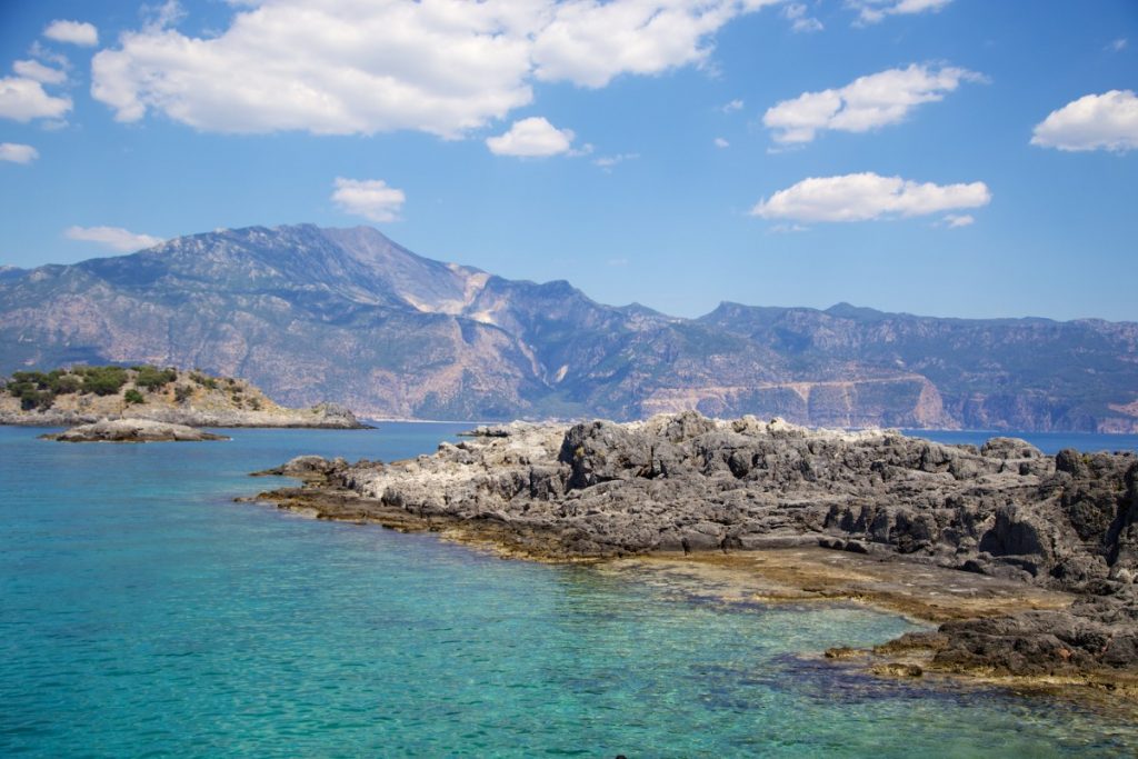 Sur les eaux turquoises de la côte turque près de Oludeniz