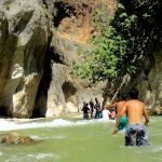 On se tient à une corde pour ne pas être emporté par le courant des gorges