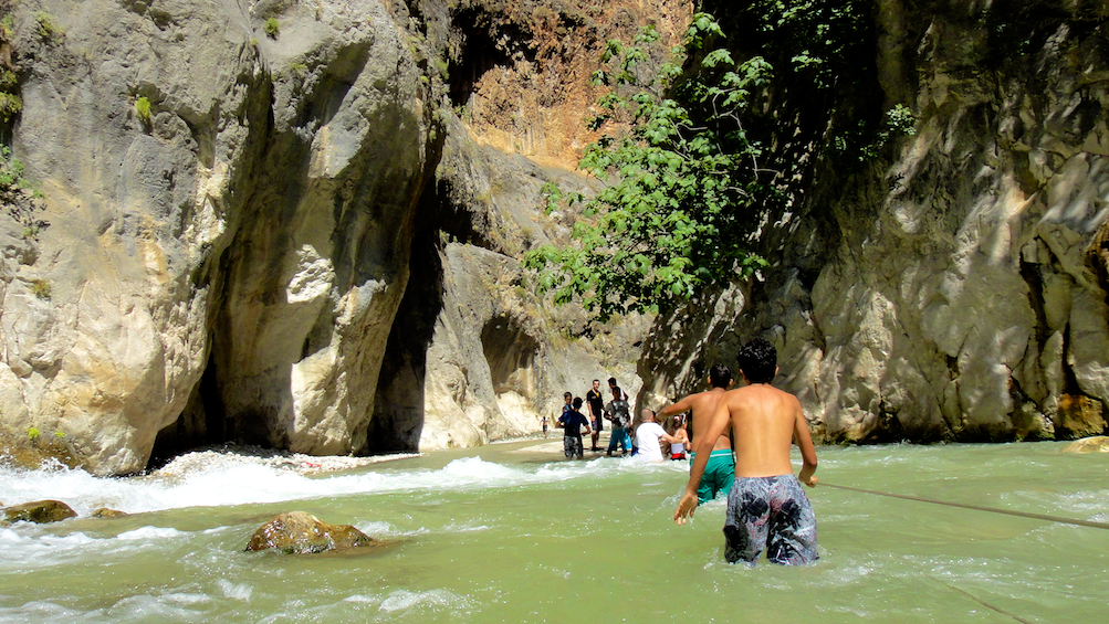 On se tient à une corde pour ne pas être emporté par le courant des gorges