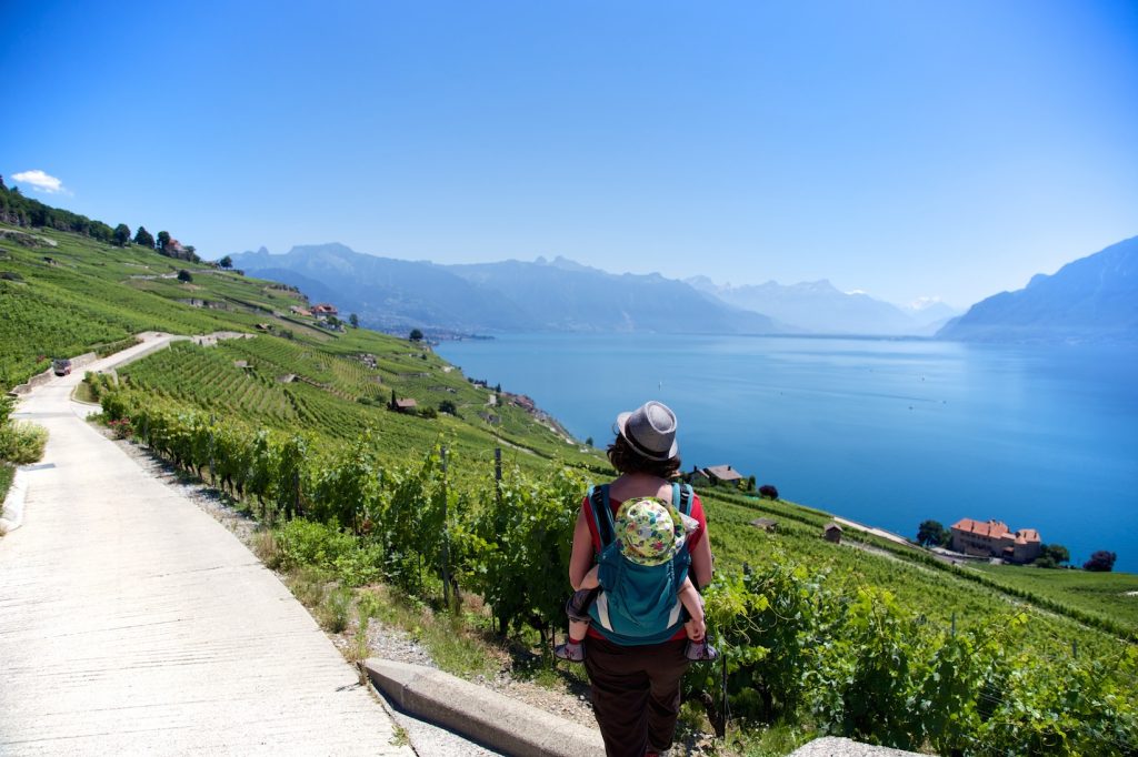 Promenade avec mini-baroudeuse dans le porte bébé