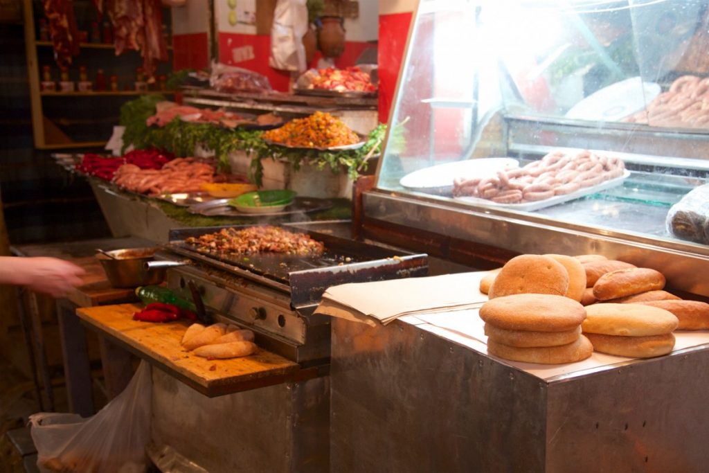 Sandwich marocain au marché Guezzarine, nombre de brochettes en fonction de votre appétit