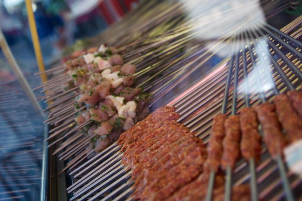 Les brochettes un classique de la street food marocaine