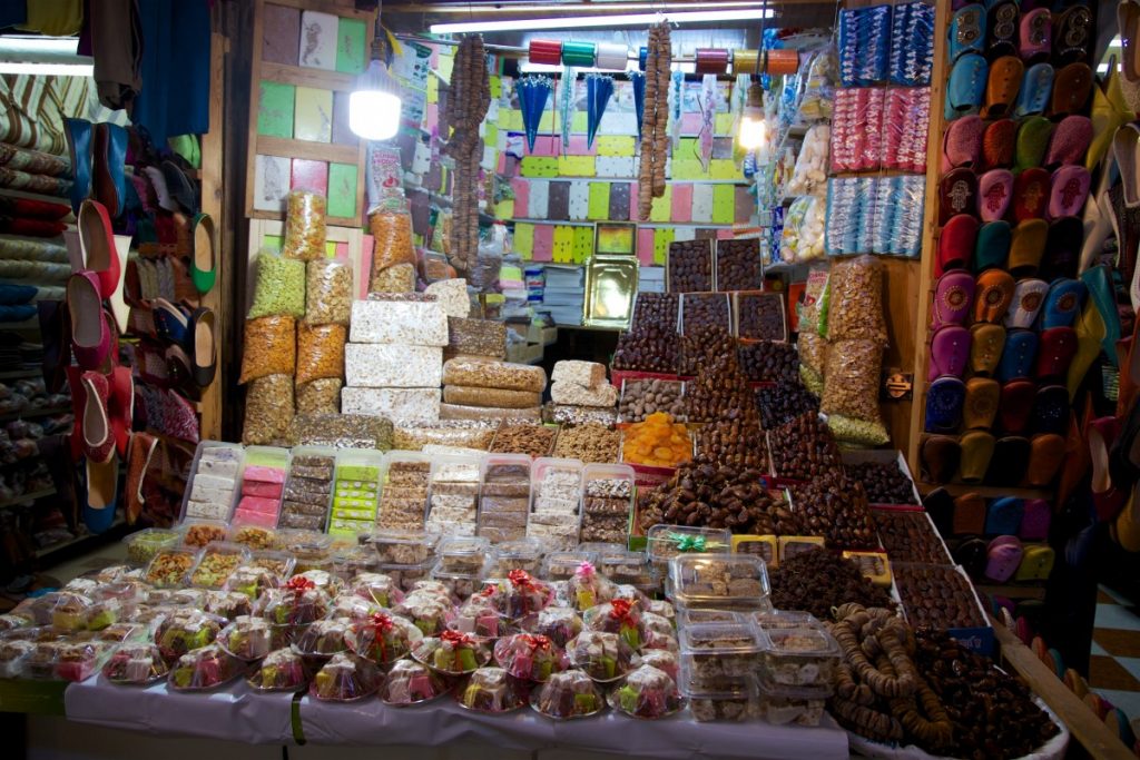 Étal de nougat et fruits secs dans les souks de la médina de Fès