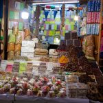 Étal de nougat et fruits secs dans les souks de la médina de Fès