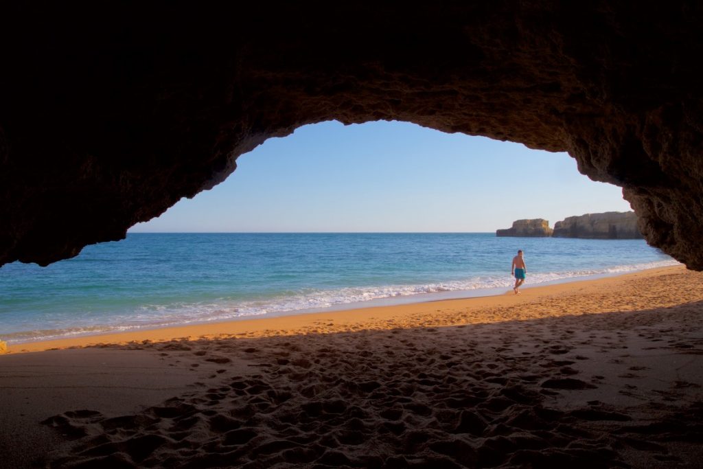 Grotte sur la plage de Coelho près d’Albufera