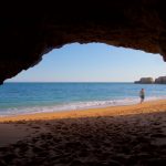 Grotte sur la plage de Coelho près d’Albufera