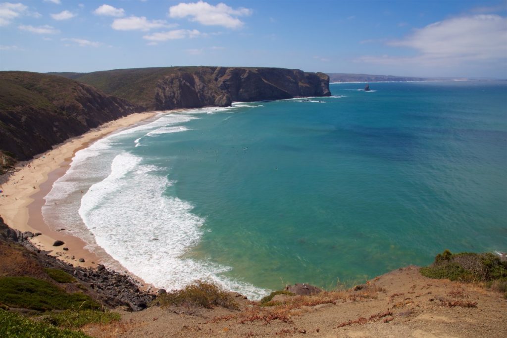 Plage de Arrifana et ses centaines de surfeurs