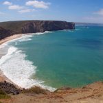 Plage de Arrifana et ses centaines de surfeurs