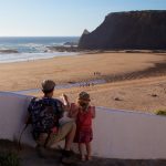 Nico et mini-baroudeuse en contemplation devant la plage d’Odeceixe