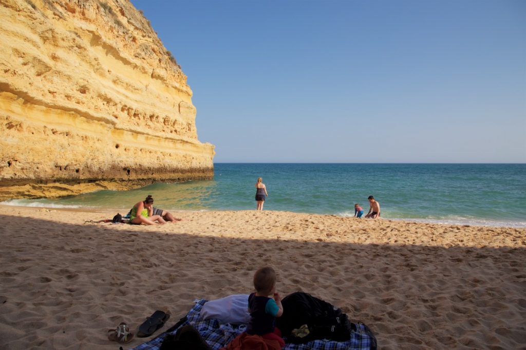 Plage Marinha entre Albufeira et Portimao en fin de journée pour ne pas prendre d'insolation avec bébé