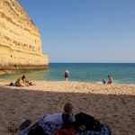 Plage Marinha entre Albufeira et Portimao en fin de journée pour ne pas prendre d'insolation avec bébé