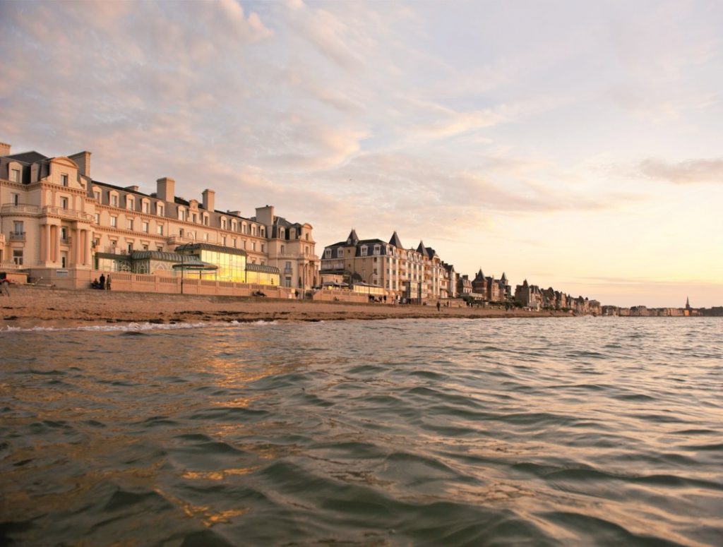 Le bâtiment historique du Grand Hotel des Thermes de Saint-Malo (© JC Valienne)