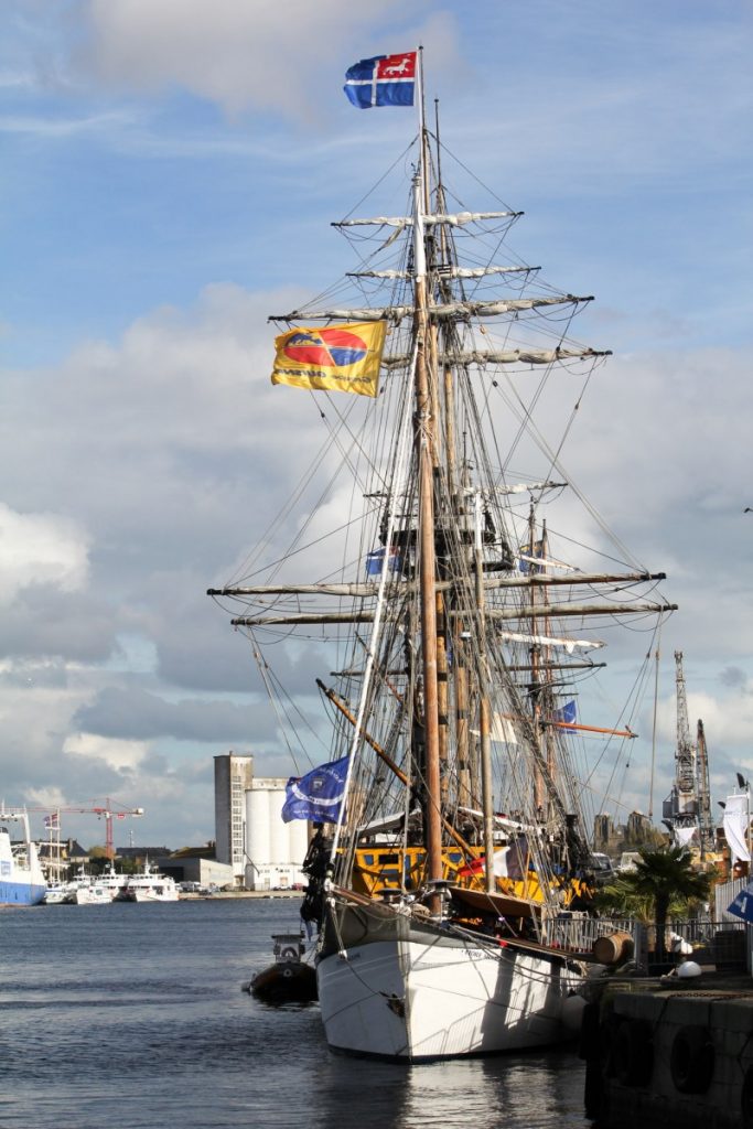 Voilier dans le port de Saint-Malo