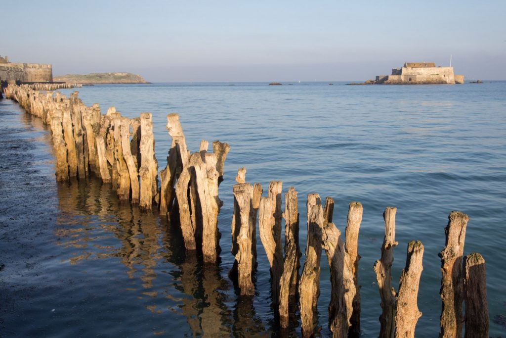 Brise-lames protégeant Saint-Malo des marées