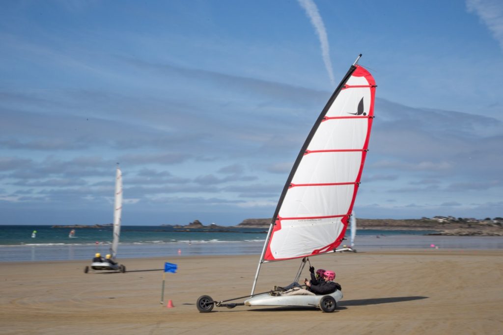 Char à voile sur la plage du Sillon