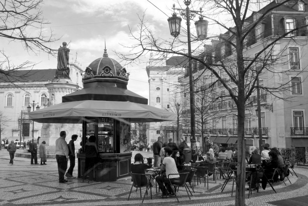 Kiosque sur une place de Lisbonne, une véritable institution sur le chemin du Tram 28