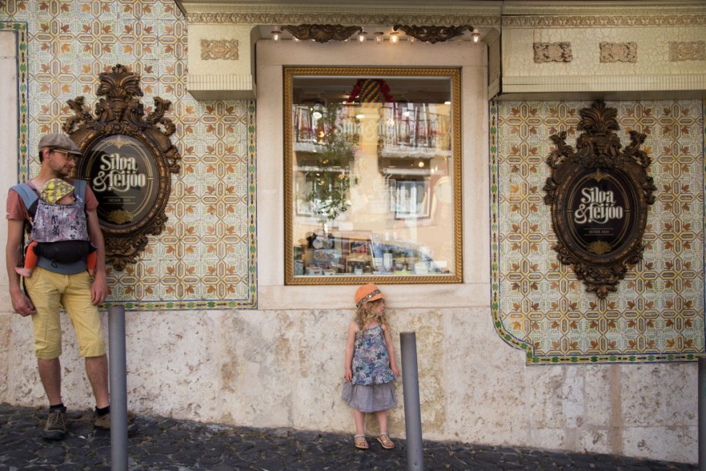 Les azulejos portugais dans une rue près du château de Lisbonne