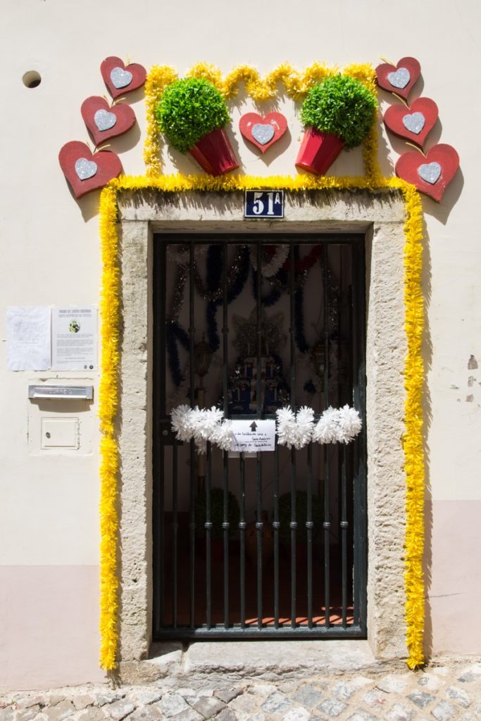 Porte décorée pour les fêtes de Lisbonne dans le quartier de l'Alfama