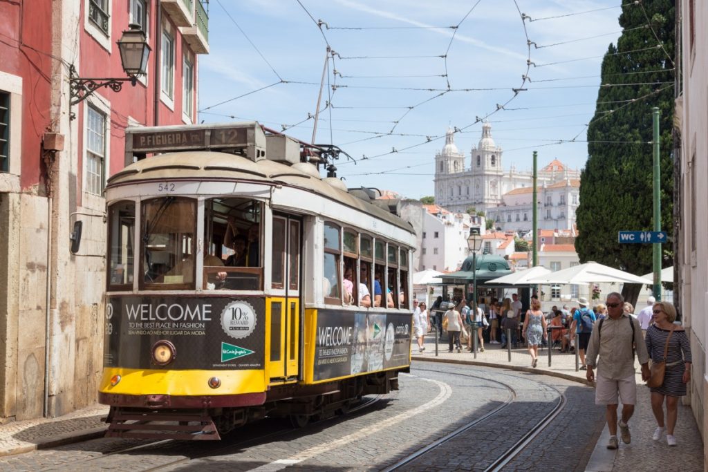 Tram de Lisbonne dans le quartier de l'Alfama