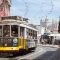Tram 28 de Lisbonne dans le quartier de l'Alfama