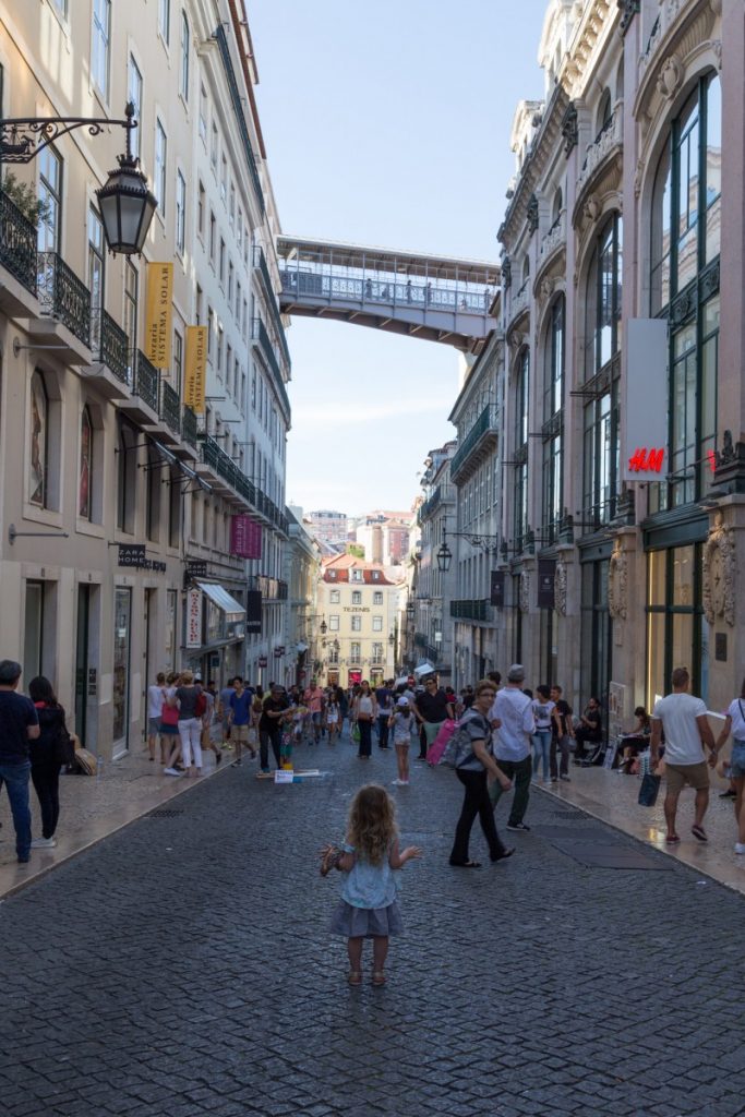 Rua do Carmo, l'une des rues commercantes les plus populaires de la capitale portugaise