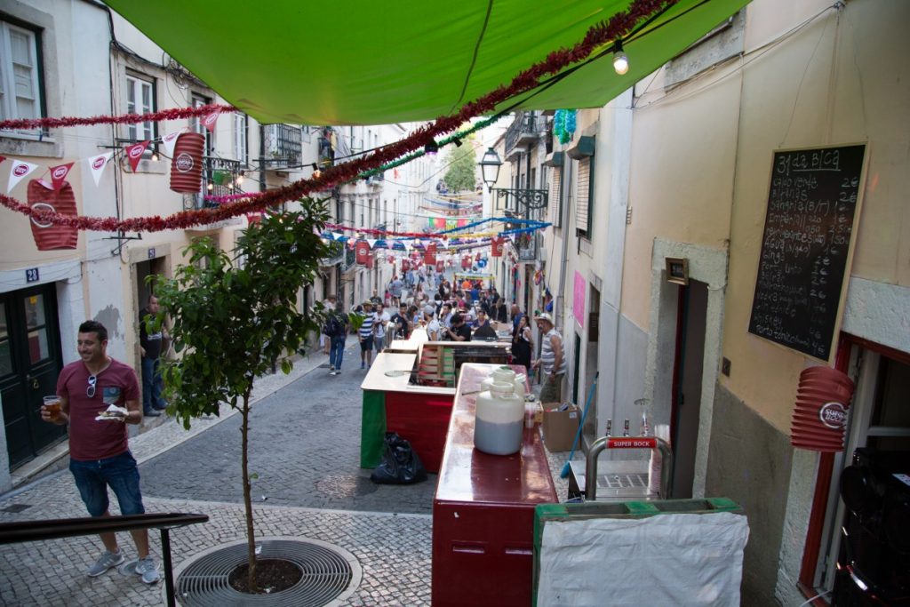 Préparation de la nuit de la saint Antoine dans Bairro Alto