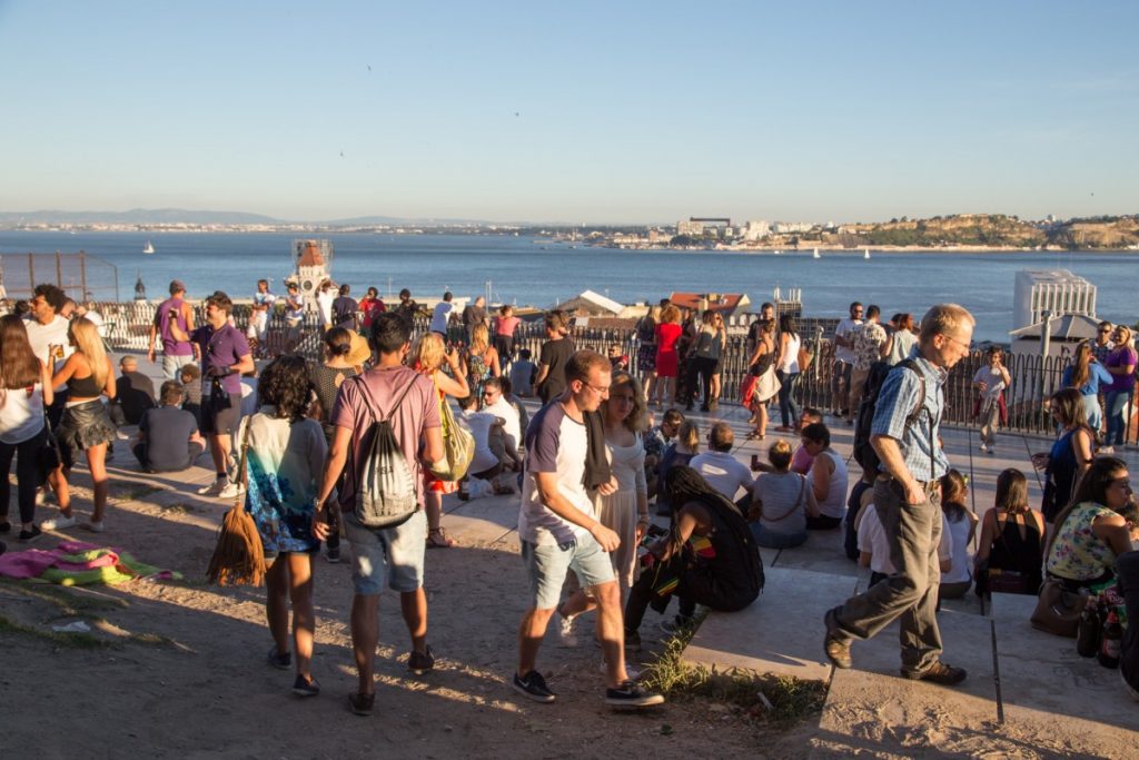 Miradouro de Santa Catarina, jolie point de vue de Lisbonne très festif en juin