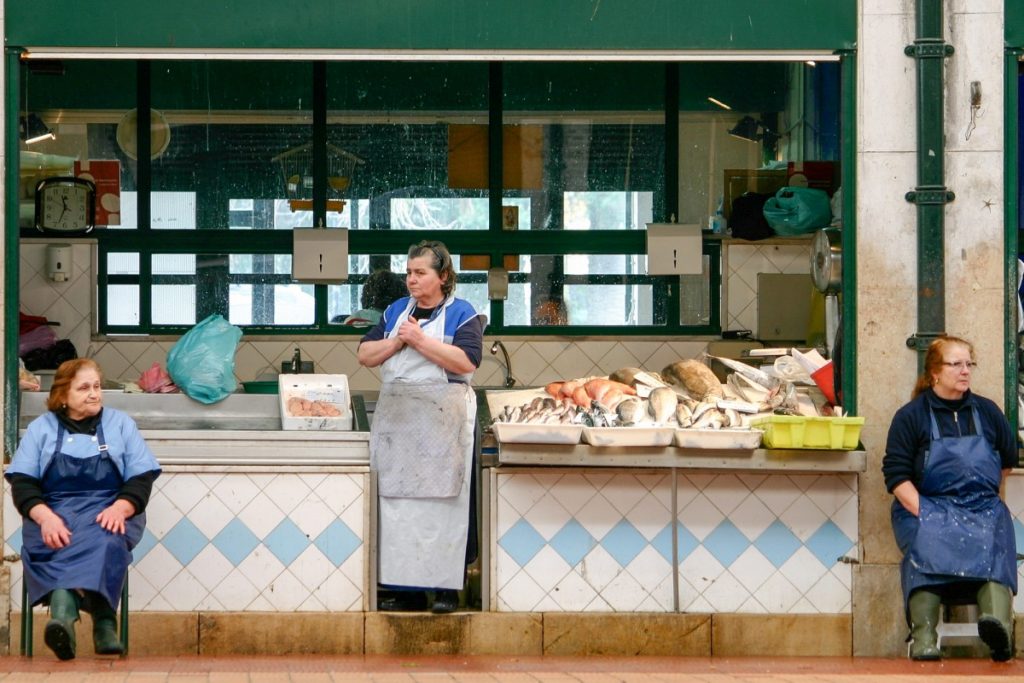 Vendeuses de poissons sur le Mercado de Ribeira