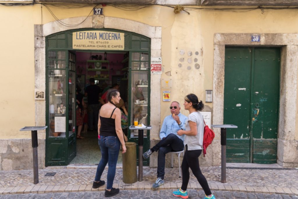 Petit bar de quartier près de la place Largo dos Trigueiro