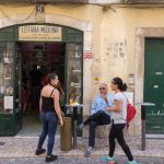 Petit bar de quartier près de la place Largo dos Trigueiro