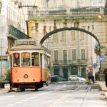 Tramway dans les rues de Lisbonne
