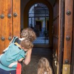 Oser passer la tête pour découvrir leurs architecture traditionnelle et patio verdoyant