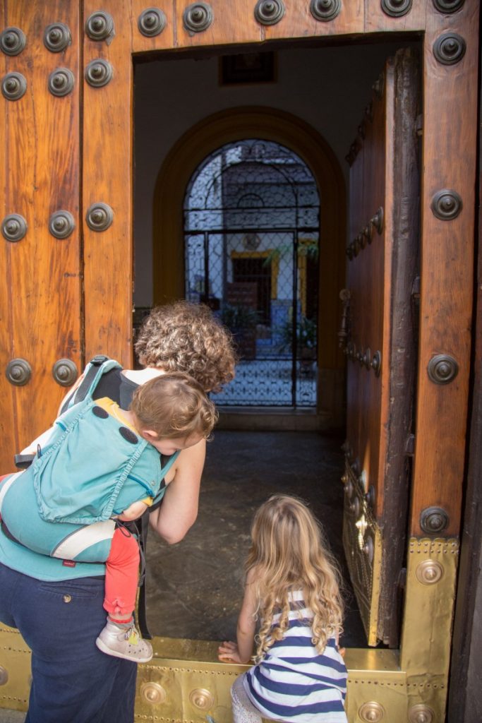 Oser passer la tête pour découvrir leurs architecture traditionnelle et patio verdoyant