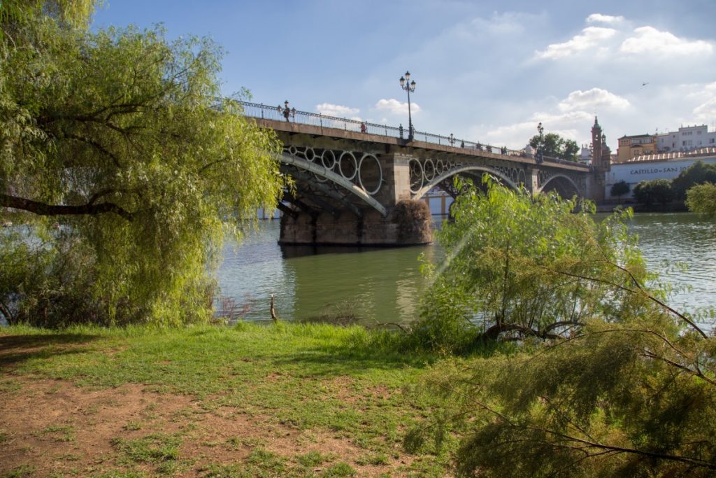 Sous le pont Isabel II de Séville ou pont de Triana