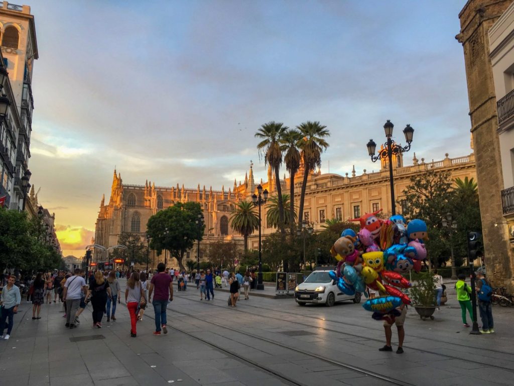 Foule autour de la Cathédrale de Séville au coucher du soleil