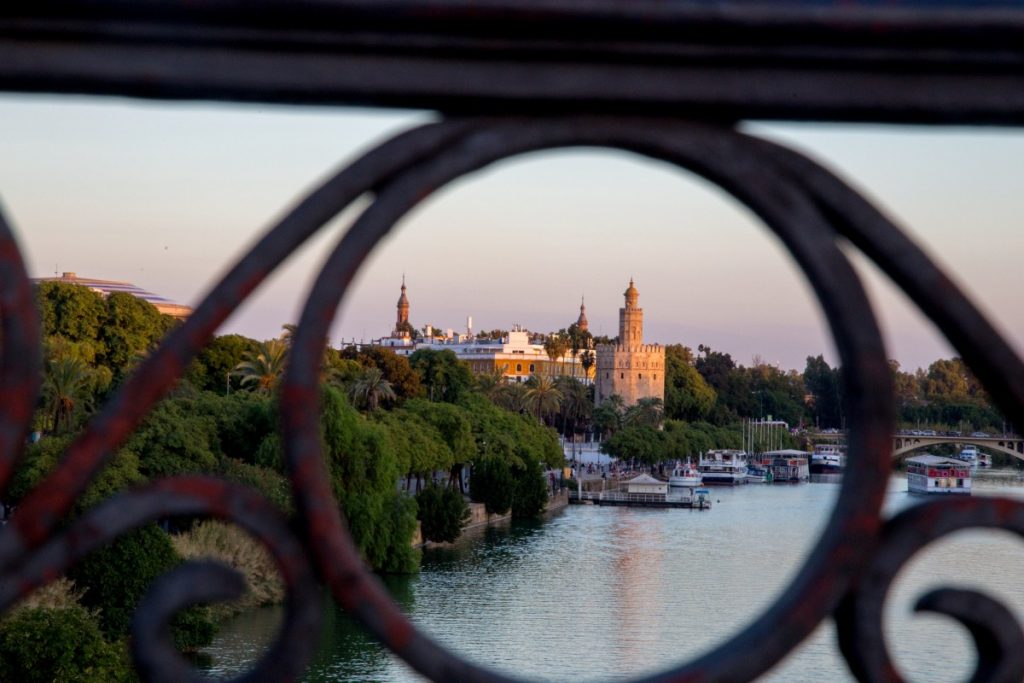 Vue sur la Tour del Oro depuis le pont de Triana