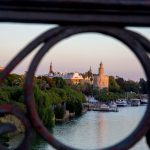 Vue sur la Tour del Oro depuis le pont de Triana