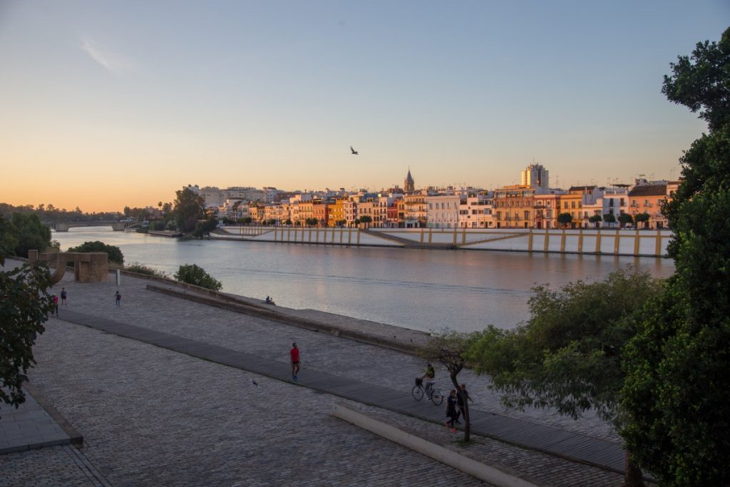 Lever du soleil sur Calle Betis depuis les berges du guadalquivir