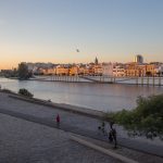 Lever du soleil sur Calle Betis depuis les berges du guadalquivir