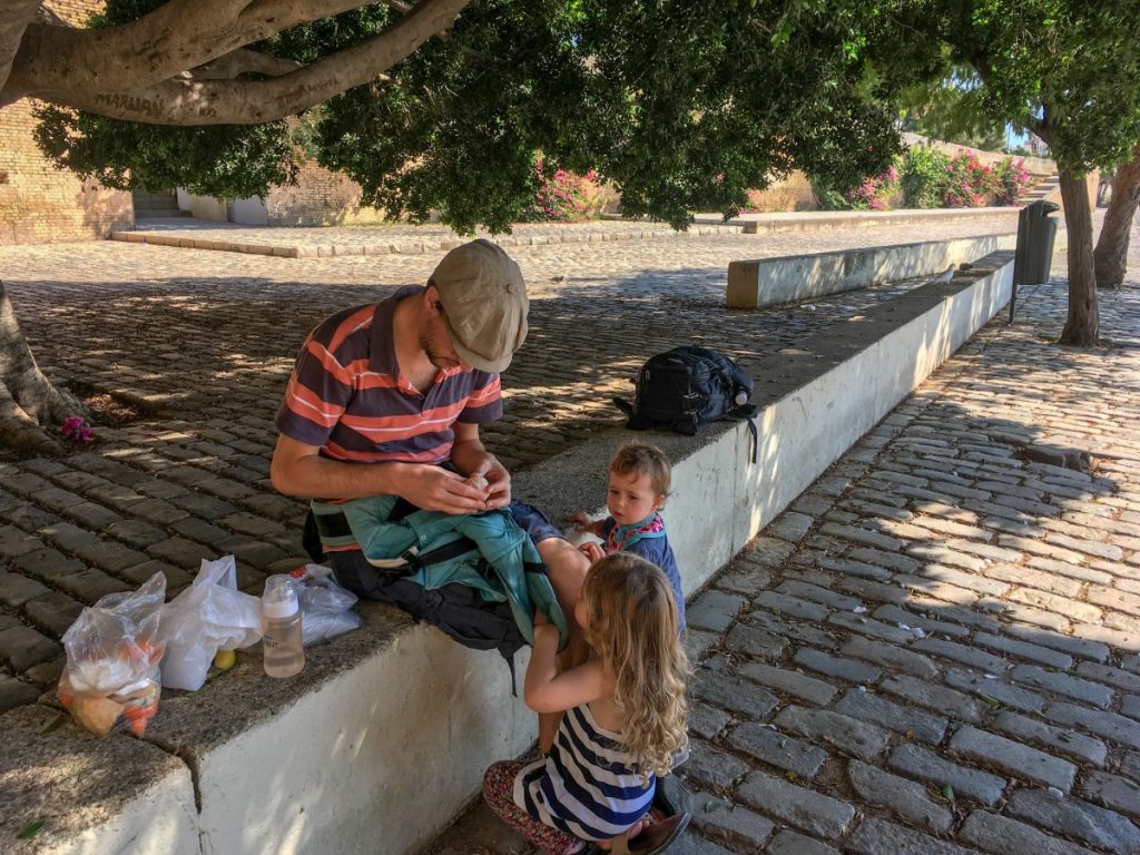 Pique-nique en famille au bord du guadalquivir