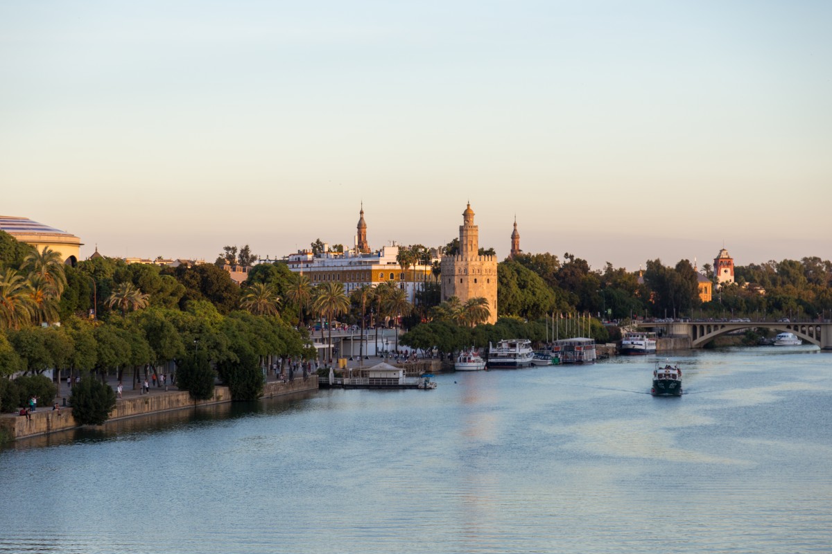 Coucher Du Soleil Sur La Tour Del Oro Depuis Le Pont De Triana