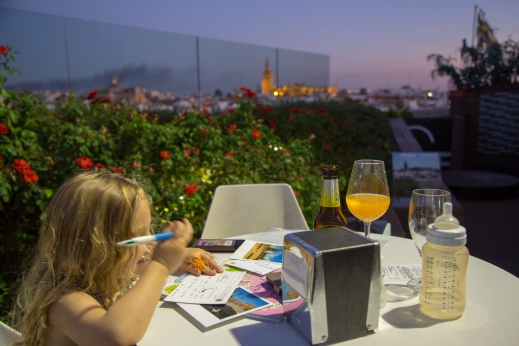 Terrasse du Corte Ingles de Séville avec nos deux mini-baroudeuses