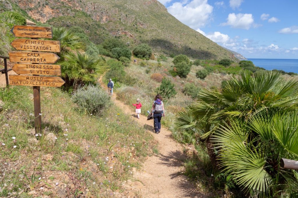 Sentier bien balisé dans la réserve naturelle du Zingaro