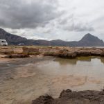 Spot de camping-car sur la baie Santa Margherita encore sauvage et préservée en dessous du mont Cofano